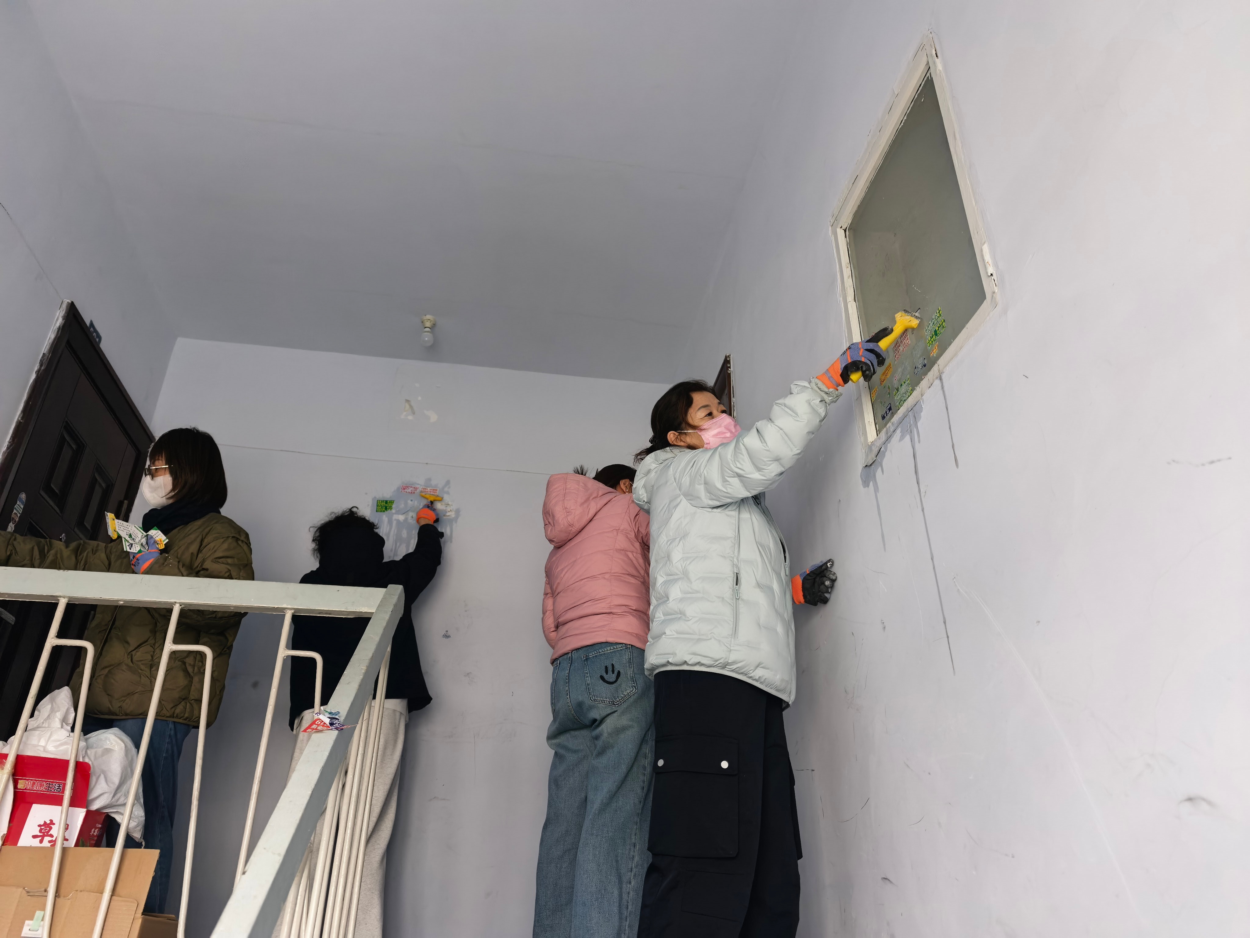 锡盟档案馆深入包联小区开展小广告清理 专项整治行动