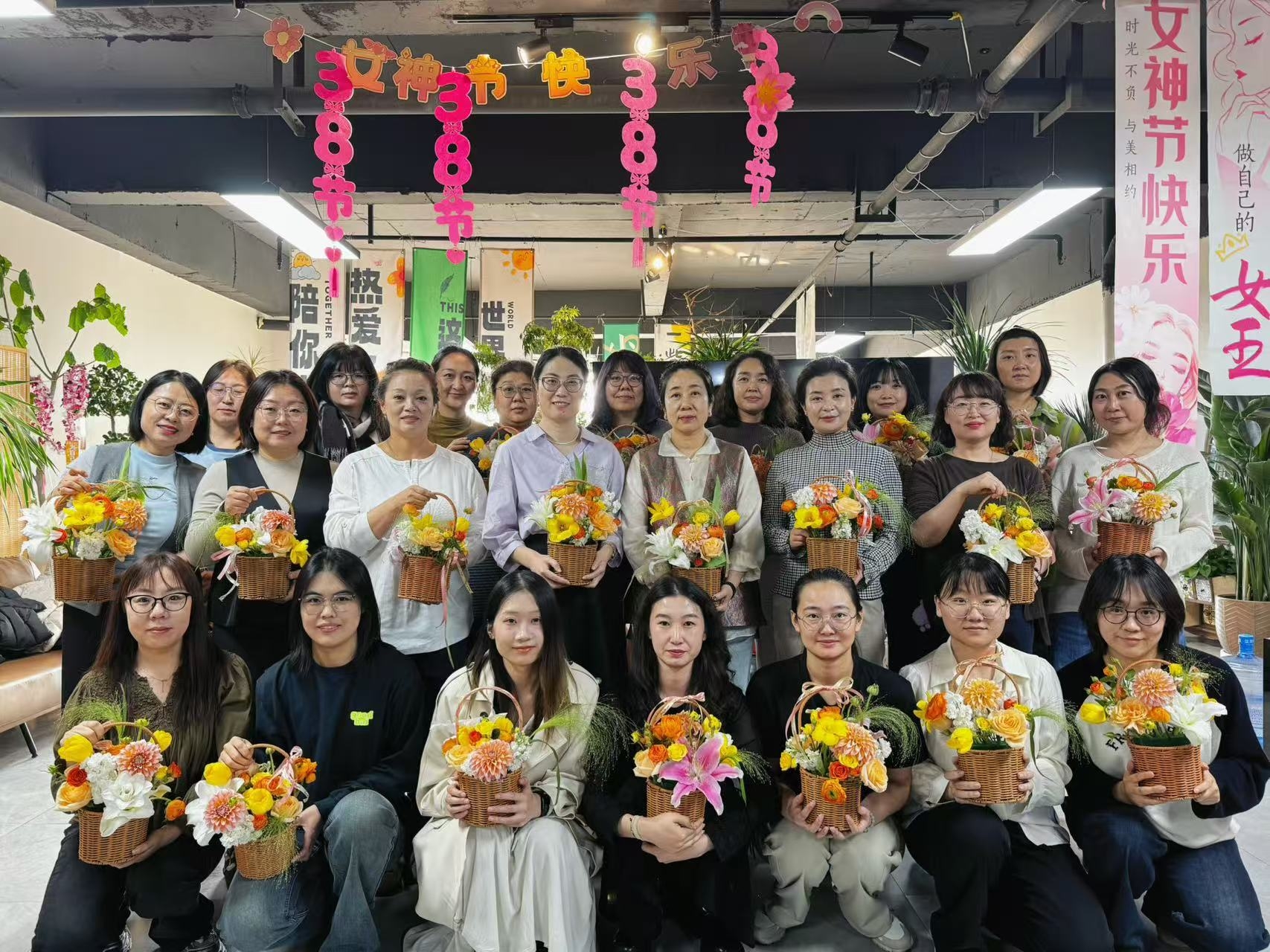 锡盟统计局开展“以花为礼 致敬芳华”“三八”国际妇女节主题活动